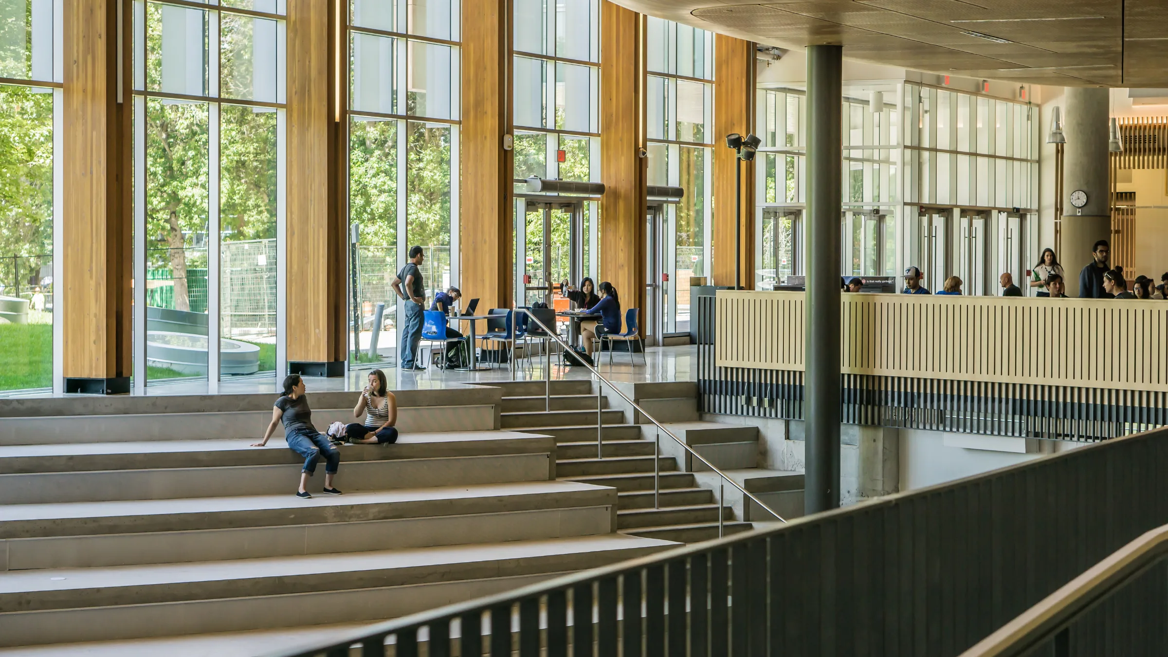 Atrium d'un campus universitaire moderne