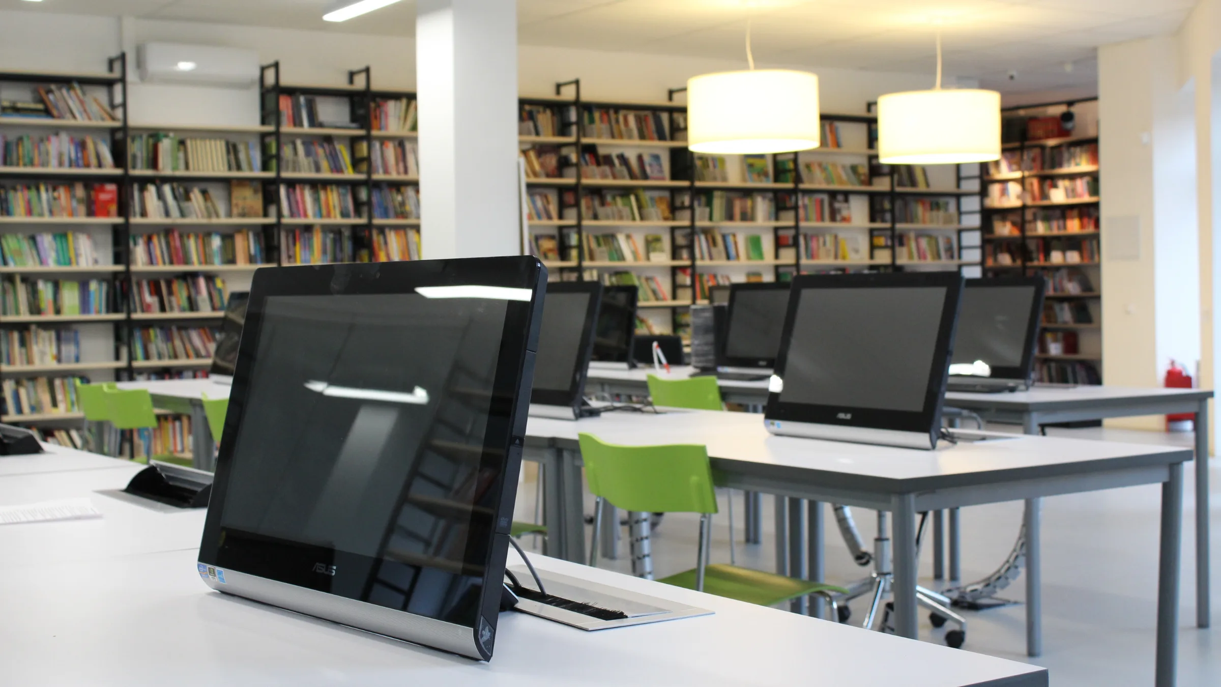 Salle informatique en bibliothèque : espace d'étude et de recherche
